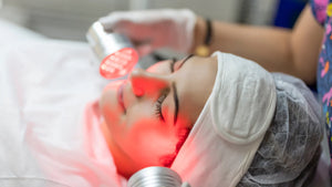 Adiós arrugas: cómo la terapia de luz roja puede ayudarte a verte (y sentirte) más joven